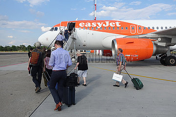 Schoenefeld  Deutschland  Reisende steigen am Flughafen Schoenefeld in eine Maschine der Fluggesellschaft easyjet ein