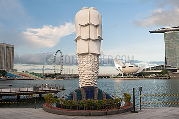 Singapur  Republik Singapur  Verlassener Merlion Park am Ufer in Marina Bay waehrend Coronakrise