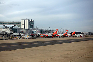 London  Grossbritannien  Flugzeuge der easyJet auf dem Vorfeld des Flughafen London-Gatwick