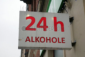 Krakau  Polen  Hinweisschild: Alkoholverkauf rund um die Uhr
