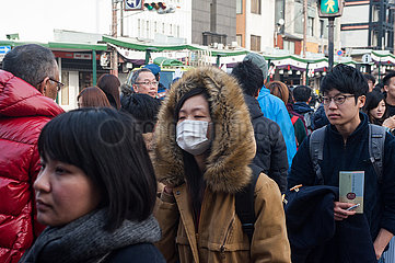 Kyoto  Japan  Frau mit Mundschutz in einer Menschenmenge im Stadtzentrum