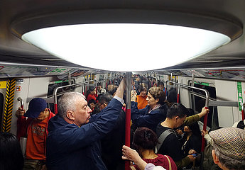 Hongkong  China  Menschen in einem U-Bahnabteil