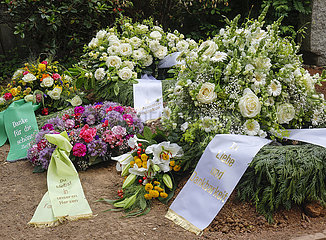 Trauerkraenze mit Trauerschleifen auf einem frischen Grab  Nordrhein-Westfalen  Deutschland