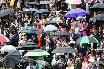 Ascot  Grossbritannien  Menschen stehen unter ihren Regenschirmen