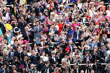 Royal Ascot  Grossbritannien  Elegant gekleidete Menschen auf der Galopprennbahn fotografieren mit ihren Smartphones