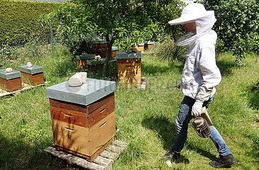 Neuenhagen  Deutschland  Nachwuchsimker vor der Arbeit an seinen Bienenvoelkern