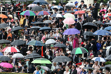 Ascot  Grossbritannien  Menschen stehen unter ihren Regenschirmen
