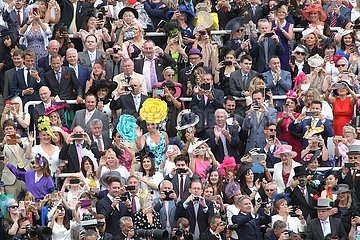 Royal Ascot  Grossbritannien  Elegant gekleidete Menschen auf der Galopprennbahn fotografieren mit ihren Smartphones