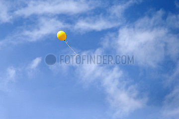 Dresden  Deutschland  Luftballon steigt in den Himmel auf