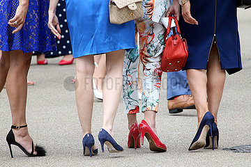 Royal Ascot  Grossbritannien  Frauenbeine in Absatzschuhen