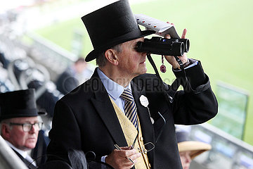 Royal Ascot  Grossbritannien  elegant gekleideter Mann schaut durch ein Fernglas
