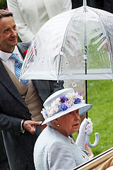 Royal Ascot  Grossbritannien  Johnny Weatherby  Repraesentant der Queen in Royal Ascot  und Queen Elizabeth the Second  Koenigin von Grossbritannien