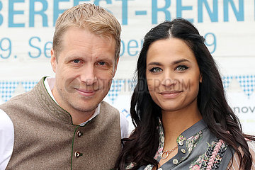 Hannover  Deutschland  Comedian Oliver Pocher mit seiner Verlobten Amira Aly