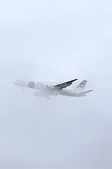 Hannover  Deutschland  Boeing 757 der Privilege Style  Mannschaftsflugzeug des FC Sevilla  im Landeanflug bei Nebel