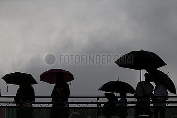 Hannover  Deutschland  Silhouette: Menschen bei Schlechtwetter unter ihren Regenschirmen