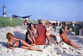 Warnemuende  Deutsche Demokratische Republik  Werbeaufnahme  Menschen geniessen ihren Urlaub am Strand der Ostsee