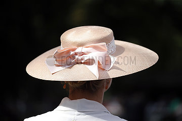 Hoppegarten  Deutschland  Frau traegt einen eleganten Hut