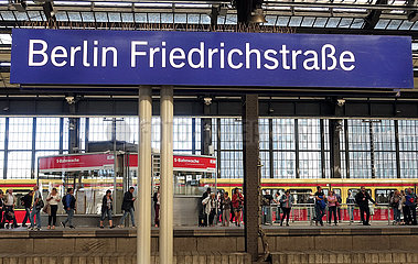 Berlin  Deutschland  Reisende auf einem Bahnsteig im Bahnhof Friedrichstrasse