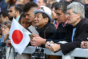 Paris  Frankreich  Asiate haelt eine japanische Nationalfahne in der Hand