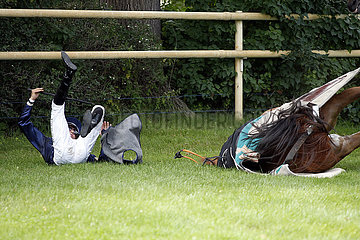 Hoppegarten  Deutschland  Galopprennpferd rutscht mit seinem Jockey an der Startstelle aus und faellt. Pferd und Reiter bleiben hierbei unverletzt