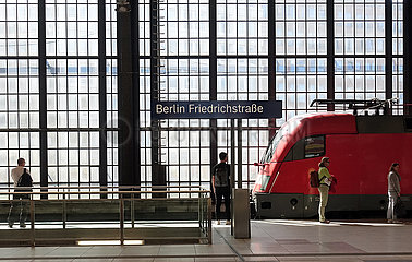Berlin  Deutschland  Reisende auf einem Bahnsteig im Bahnhof Friedrichstrasse