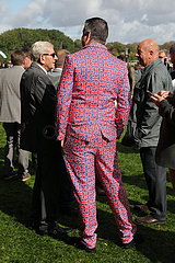 Paris  Frankreich  Mann traegt einen Anzug in den britischen Nationalfarben