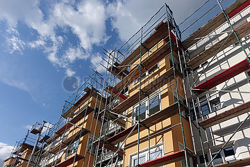 Berlin  Deutschland  Sanierung der Fassade eines Wohnhauses