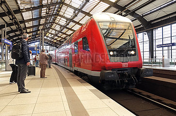 Berlin  Deutschland  Einfahrt eines Regionalexpress 1 in Richtung Magdeburg in den Bahnhof Friedrichstrasse