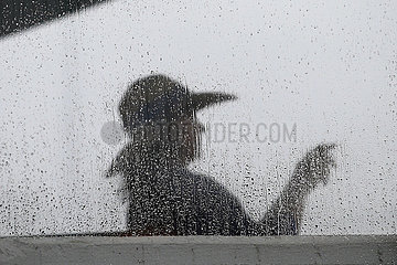Hannover  Deutschland  Silhouette einer Frau bei Regenwetter