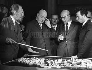 Berlin  Deutsche Demokratische Republik  Jozef Cyrankiewicz (Zweiter von links) und Wladyslaw Gomulka (Zweiter von rechts) schauen sich beim Staatsbesuch ein Modell des Stadtzentrums von Berlin an