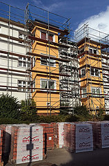 Berlin  Deutschland  Sanierung von Dach und Fassade eines Wohnhauses