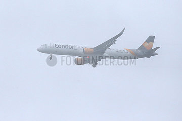 Hannover  Deutschland  A321 der Fluggesellschaft Condor im Landeanflug bei Nebel
