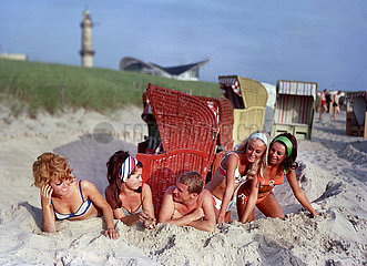 Warnemuende  Deutsche Demokratische Republik  Werbeaufnahme  Menschen geniessen ihren Urlaub am Strand der Ostsee