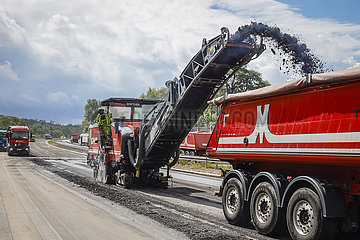 Strassenbau  Asphaltarbeiten auf der Autobahn A3  Duisburg  Nordrhein-Westfalen  Deutschland