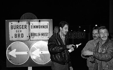 Berlin  Deutsche Demokratische Republik  Menschen aus Ost und West feiern die Grenzoeffnung an der Bornholmer Strasse