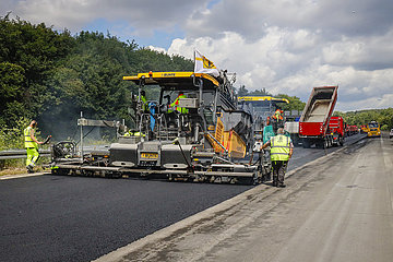 Strassenbau  Asphaltarbeiten auf der Autobahn A3  Duisburg  Nordrhein-Westfalen  Deutschland