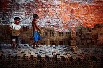 Kinderarbeit in einer Ziegelei