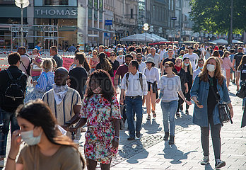 Corona Virus: Menschenmassen beim Shoppen in der Innenstadt