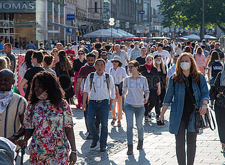 Corona Virus: Menschenmassen beim Shoppen in der Innenstadt