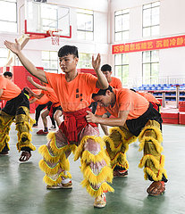 (FOCUS) CHINA-GUANGXI-Tengxian-LION DANCE LERNENDEN (CN)