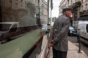 Lissabon  Portugal  Alter Mann spiegelt sich in Schaufensterscheibe in der Altstadt