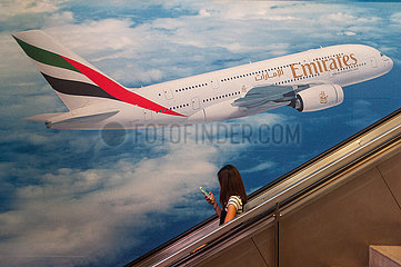 Singapur  Republik Singapur  Werbeflaeche der Emirates Airline mit Airbus A380 Passagierflugzeug