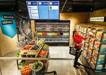 Supermarkt der Zukunft  Bezahlen mit Handy und QR Code  Messe Euroshop  Duesseldorf  Nordrhein-Westfalen  Deutschland
