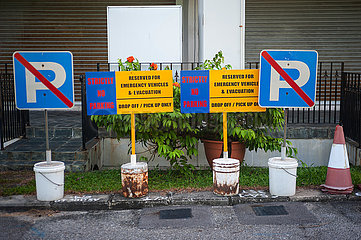 Singapur  Republik Singapur  Parkverbotsschilder am Strassenrand