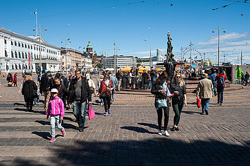 Helsinki  Finnland  Strassenszene mit Fussgaengern im Stadtzentrum der finnischen Hauptstadt