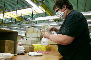 Eberswalde  Deutschland - Mitarbeiterin in der Produktion von Mund-Nase-Schutzmasken der Thorka GmbH.