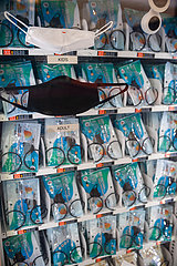 Singapur  Republik Singapur  Warenautomat mit wiederverwertbaren Mundschutzmasken gegen Covid-19