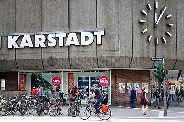 5 nach 12 zeigt die Uhr an der Karstadt Filiale in Hamburg Eimsbuettel
