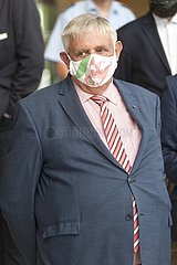 NRW Gesundheitsminister Karl-Josef Laumann mit Mundschutzmaske