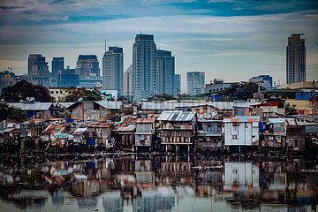 Skyline der Megacity Manila  Blick ueber die Slums